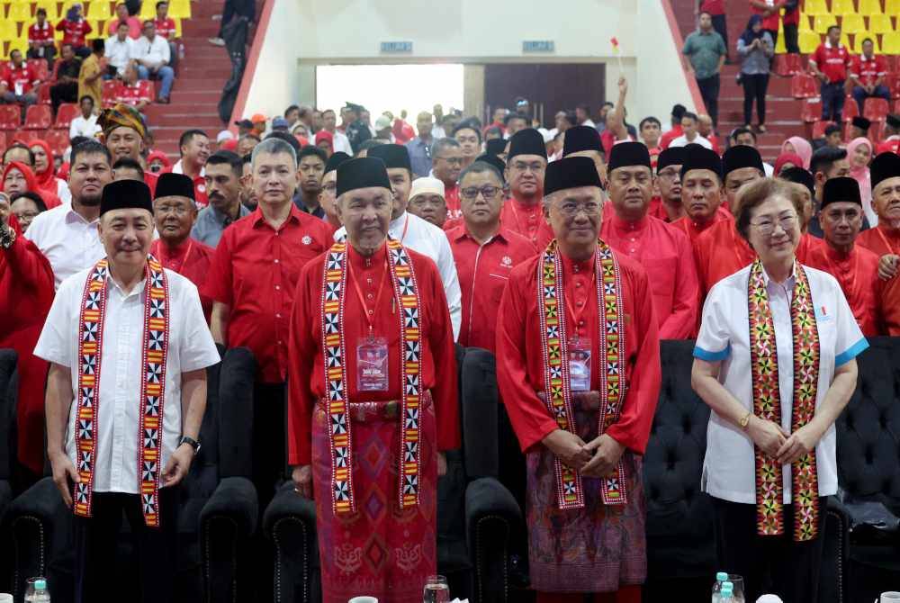 Ahmad Zahid bersama Hajiji (kiri) dan Abdul Rahman (dua dari kanan) pada Mesyuarat UMNO Bahagian Tuaran di Dewan Seri Sulaman pada Sabtu.