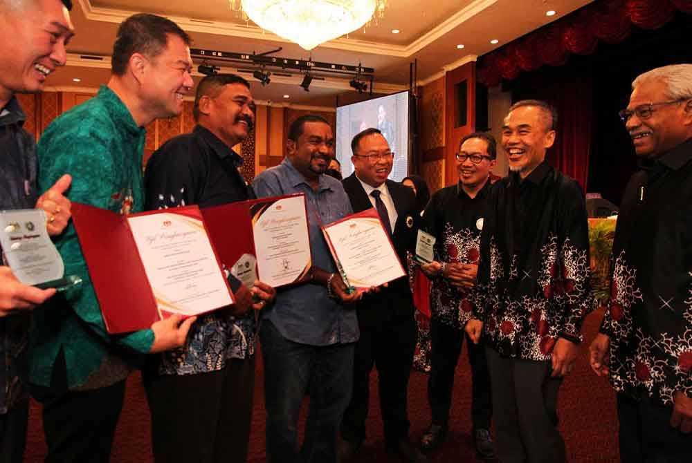 Dr Muhammad Radzi bersama Sivanesan (kanan) menyantuni penerima anugerah Sambutan Hari Penderma Darah Sedunia Peringkat Kebangsaan 2024 di Bangunan Perak Darul Ridzuan pada Sabtu.