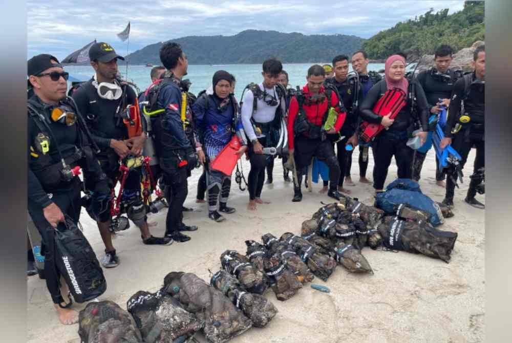 Seramai 30 penyelam sukarelawan termasuk lima wanita yang menyertai program antarabangsa Dive Against Debris.