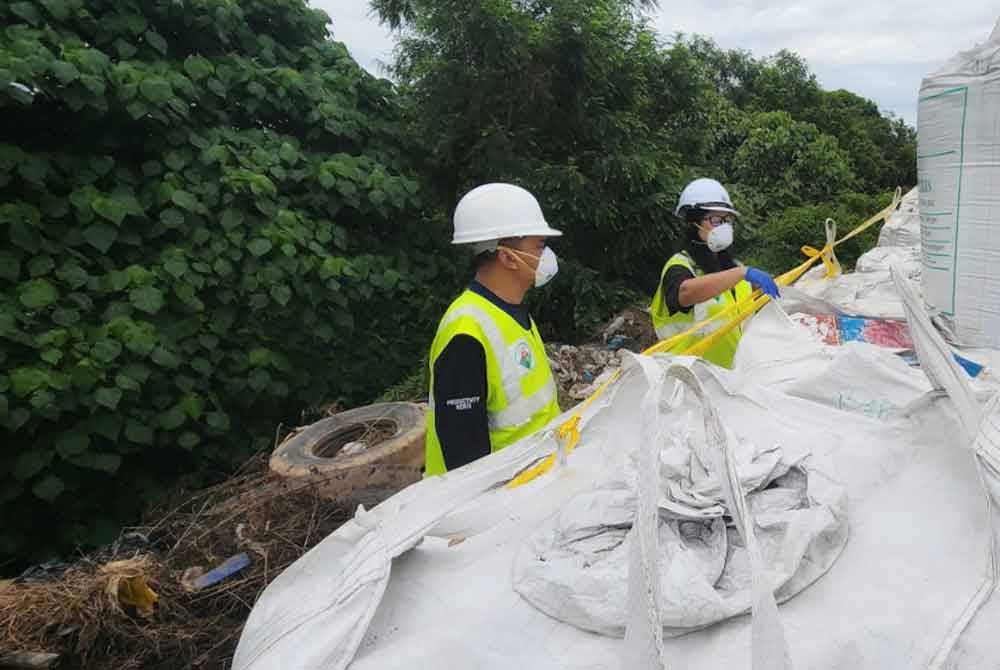 Sharifah Zakiah (kanan) sedang meninjau lokasi penemuan 40 bungkusan terbabit.