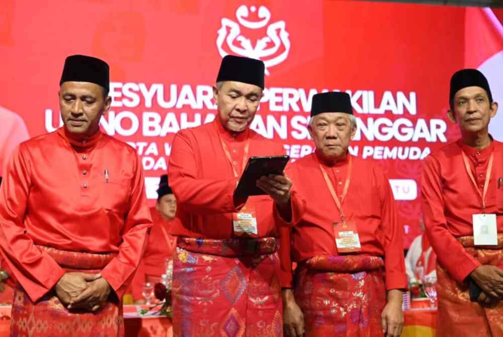 Ahmad Zahid diiringi Bung Moktar ketika merasmikan Mesyuarat UMNO Bahagian Sepanggar di Kota Kinabalu.