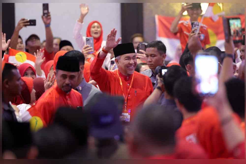 Ahmad Zahid melambaikan tangan kepada perwakilan UMNO Sepanggar pada majlis perasmian Mesyuarat UMNO Bahagian Sepanggar, pada Sabtu.