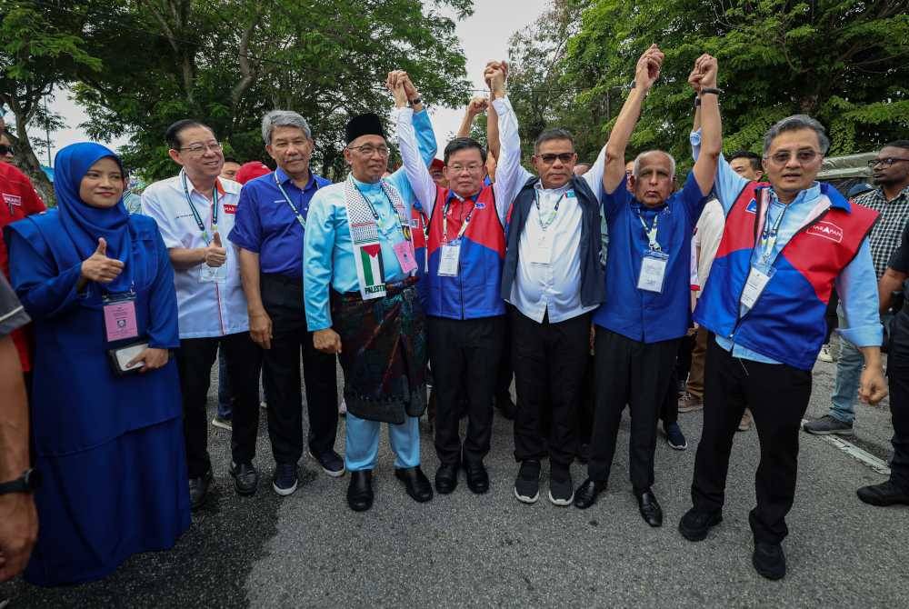 Calon Kerajaan Perpaduan PRK Dewan DUN Sungai Bakap, Joohari (empat dari kiri) hadir bersama para penyokong ke pusat penamaan calon di Dewan Serbaguna Sungai Jawi pagi Sabtu. Foto Bernama