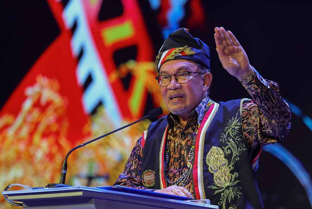 Anwar berucap pada Majlis Makan Malam Gawai Dayak peringkat negeri Sarawak 2024 di Pusat Konvensyen Borneo Kuching malam Sabtu. Foto Bernama