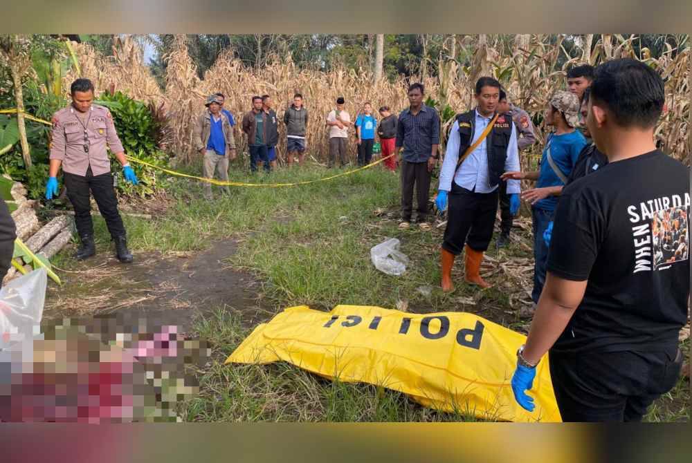 Polis tiba dilokasi dan kemudian membawa mayat ke hospital untuk bedah siasat. - Agensi