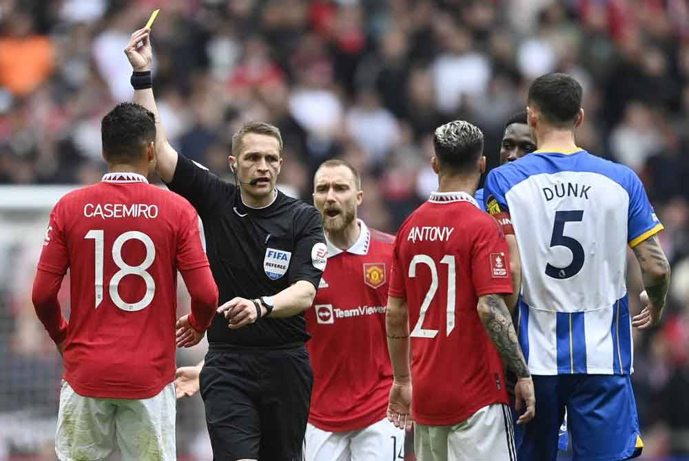 Pawson (dua kiri) sering dikritik kerana mutu pengadilan teruk dan berat sebelah. Foto: Agensi