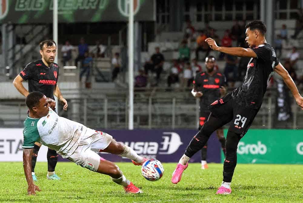 Pergelutan hebat antara pemain Kuching City dengan pemain Terengganu pada saingan Liga Super di Stadium Negeri malam tadi.