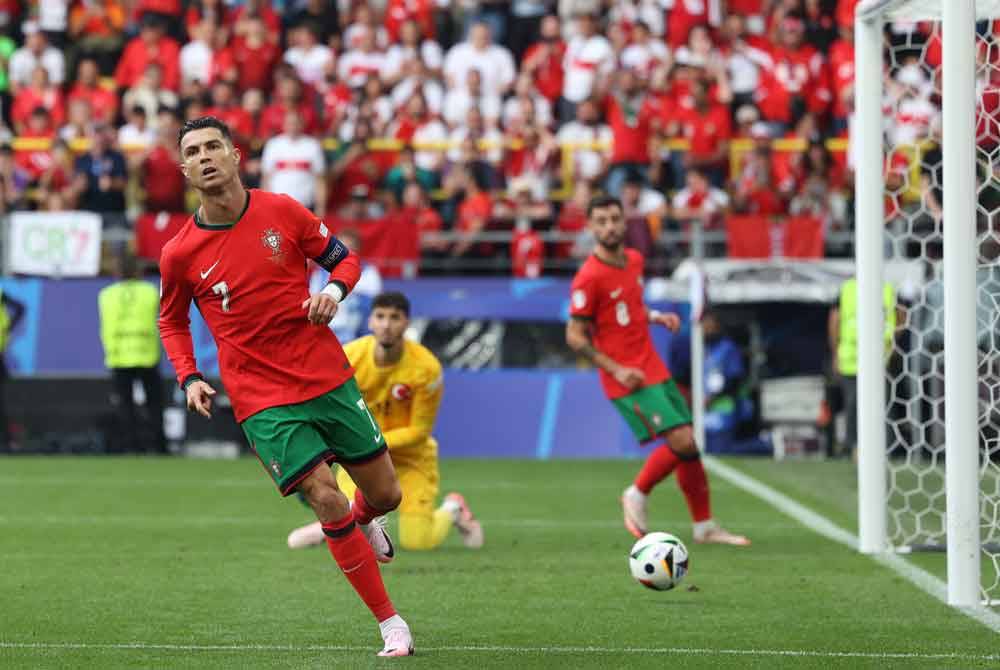 Ronaldo (kiri) meraikan jaringan rakan sepasukan Bruno Fernandes dalam perlawanan menentang Turkiye. Foto EPA