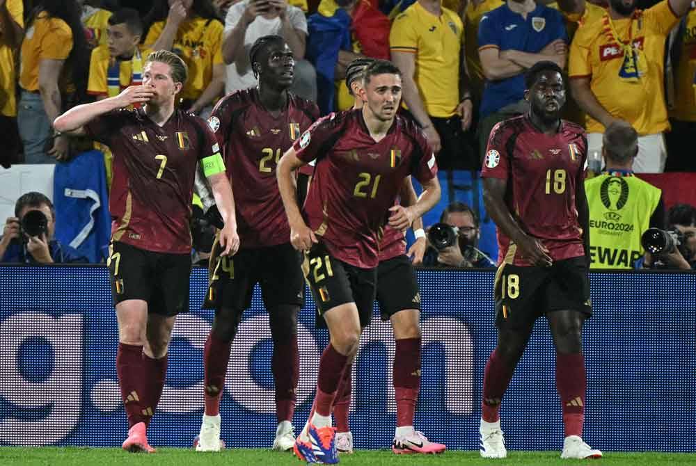 De Bruyne (kiri) meraikan jaringannya bersama rakan sepasukan ketika berdepan Romania. - Foto: AFP