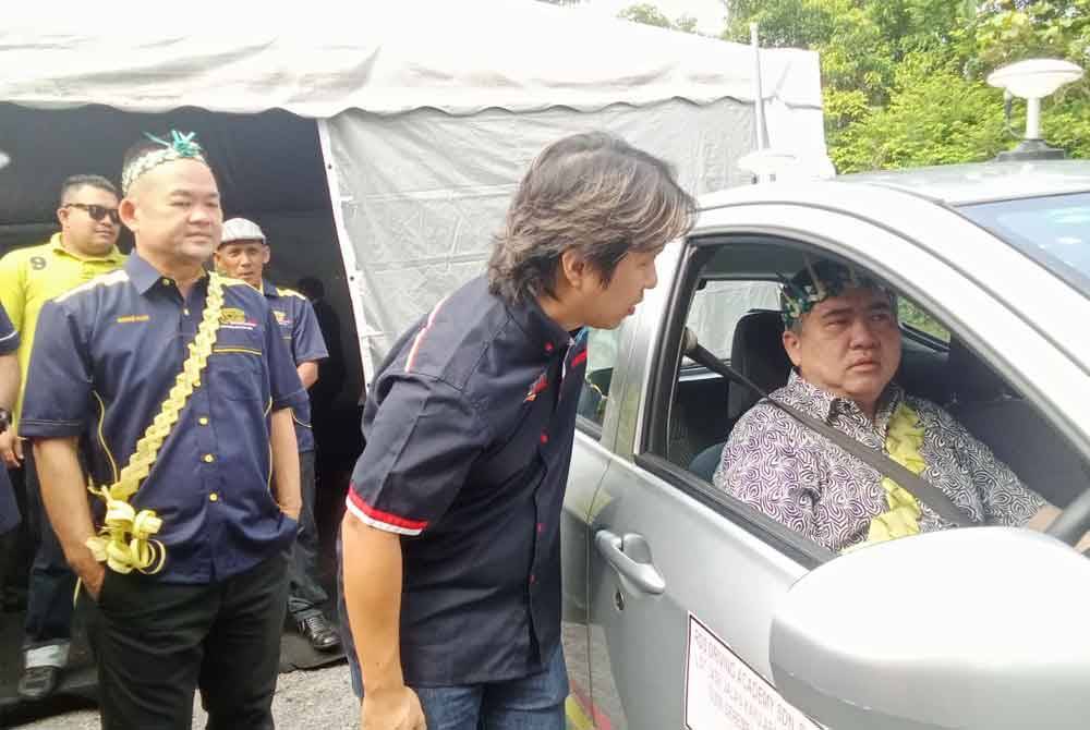 Anthony Loke ketika melihat sistem eTesting yang dipasang pada sebuah kenderaan di imstitut memandu berkenaan.