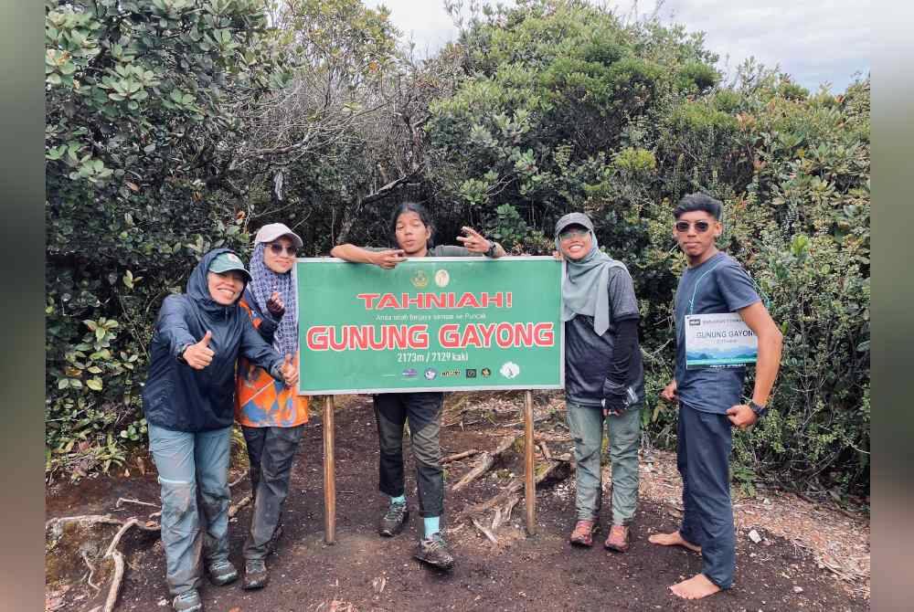 Noor Atikah (kiri) bersama Azira, Imran, Faariha dan Aizat berjaya menawan puncak Gunung Gayong.