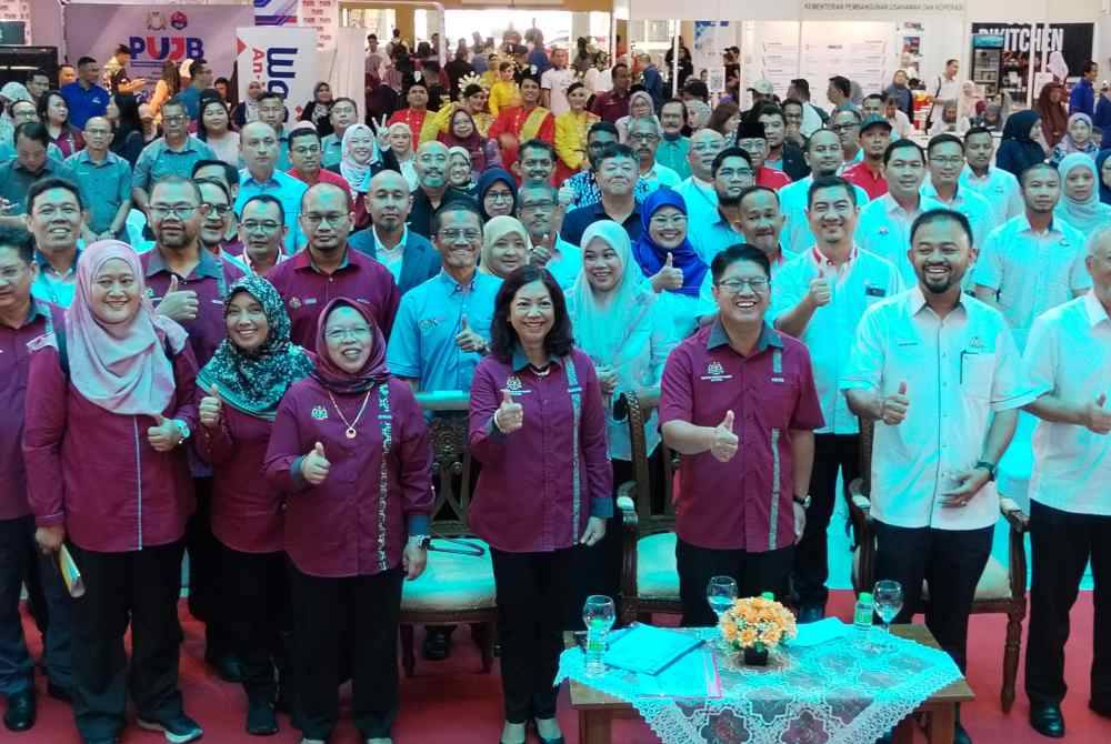 Ewon Benedick (depan, tiga dari kanan) pada Majlis Penutup Showcase Satu Daerah Satu Industri (SDSI) Wilayah Selatan dan Festival Keusahawanan Maju Johor 2024 di Angsana Johor Bahru Mall