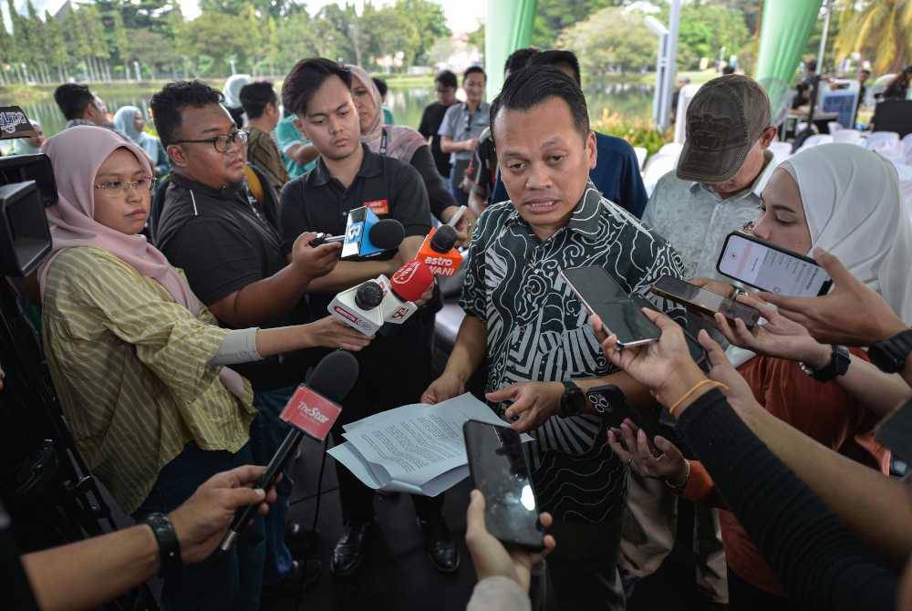 Nik Nazmi Nik Ahmad ketika sidang akhbar selepas merasmikan Karnival Alam Sekitar 2024 di Taman Tasik Titiwangsa hari ini. Foto Bernama