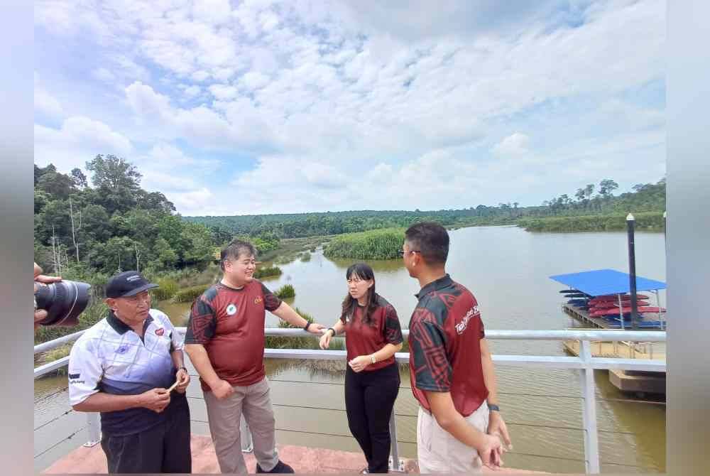 Yu Man (dua dari kanan) melawat Tasik Chini selepas majlis penutupan program sesi libat urus: penyediaan pelan pembangunan pengurusan Tasik Chini Rizab Biosfera di Pusat Penyelidikan Tasik Chini pada Ahad.