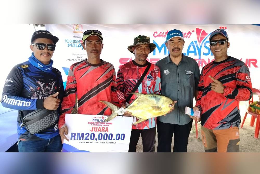 Md Zali (dua dari kanan) bergambar bersama Mohd Sabri (dua dari kiri) dan rakan-rakan selepas acara penyampaian hadiah pertandingan memancing Cuti-Cuti Malaysia Surfcasting Tour-A Journey To VM2026 di Pantai Sepat pada Ahad.