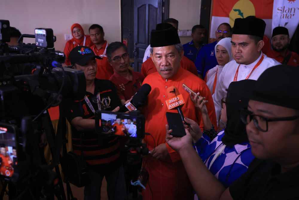 Mohamad semasa menjawab pertanyaan pihak media selepas majlis Perasmian Mesyuarat Perwakilan UMNO Bahagian Jasin di Dewan Alamanda Jasin pada Ahad. Foto Bernama