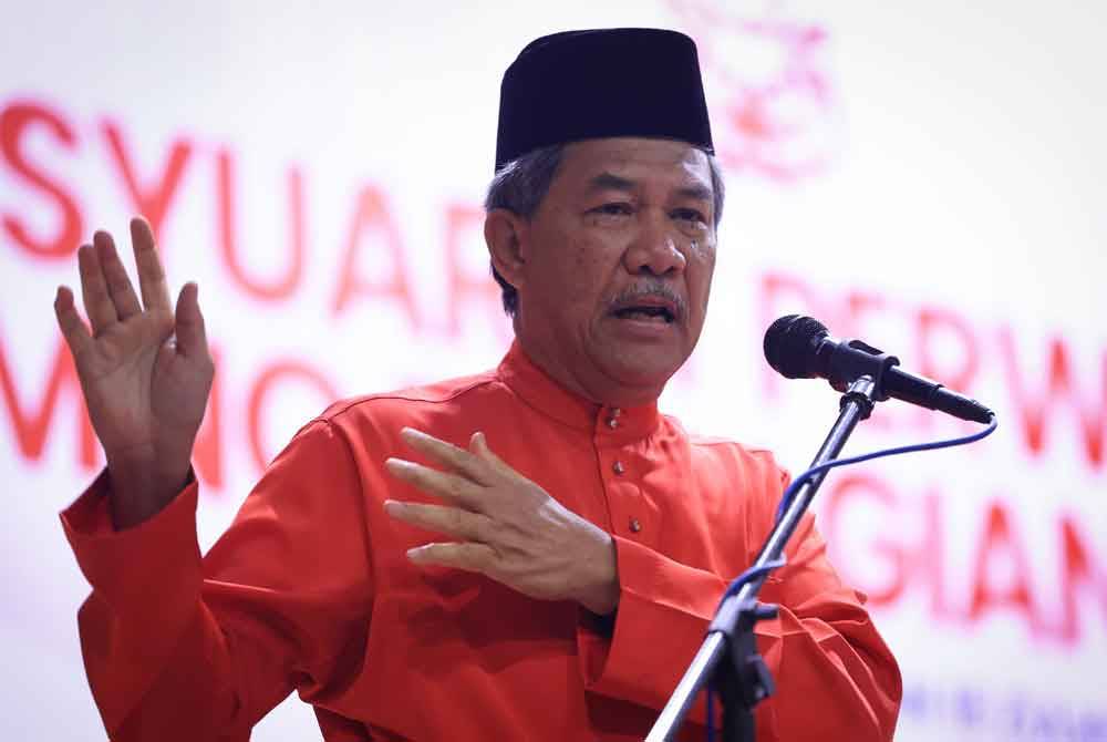 Mohamad semasa menyampaikan ucapan pada majlis Perasmian Mesyuarat Perwakilan UMNO Bahagian Jasin di Dewan Alamanda Jasin pada Ahad. Foto Bernama