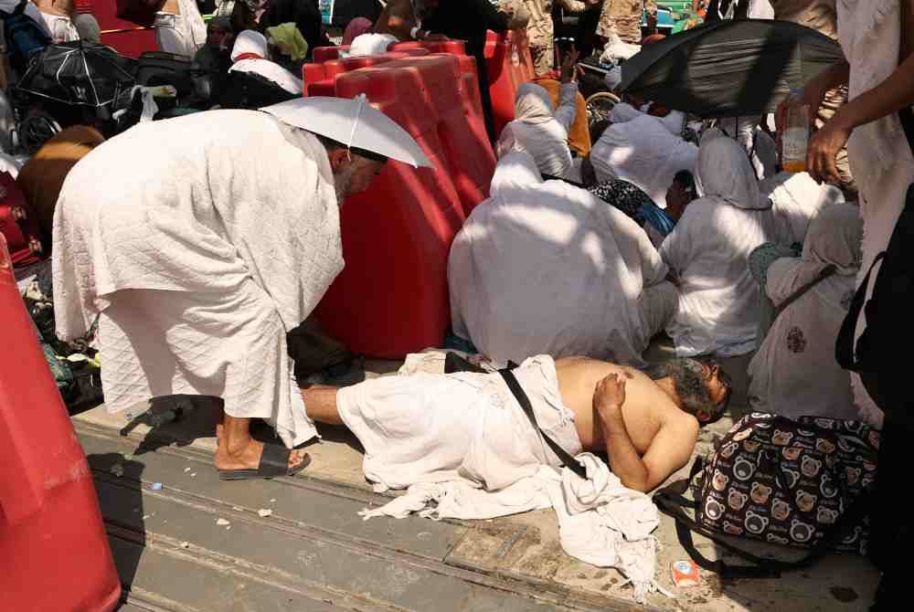 Sebahagian besar kematian jemaah haji berpunca daripada serangan strok haba berikutan cuaca yang panas melampau. - Foto AFP