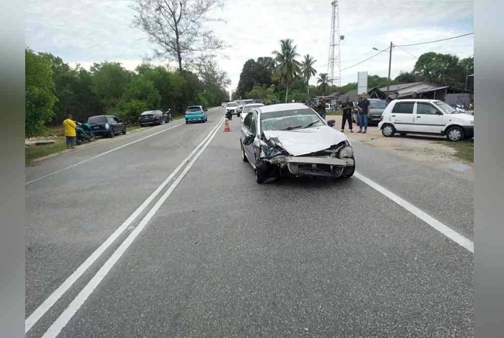 Keadaan Proton Persona selepas bertembung dengan kenderaan dinaiki mangsa pada pagi Ahad.