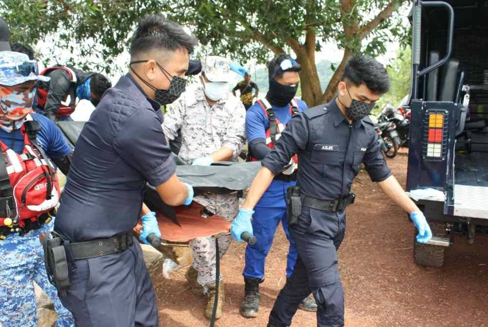 Mangsa kedua ditemukan sekitar jam 11.30 pagi Ahad. - Foto Maritim Batu Pahat