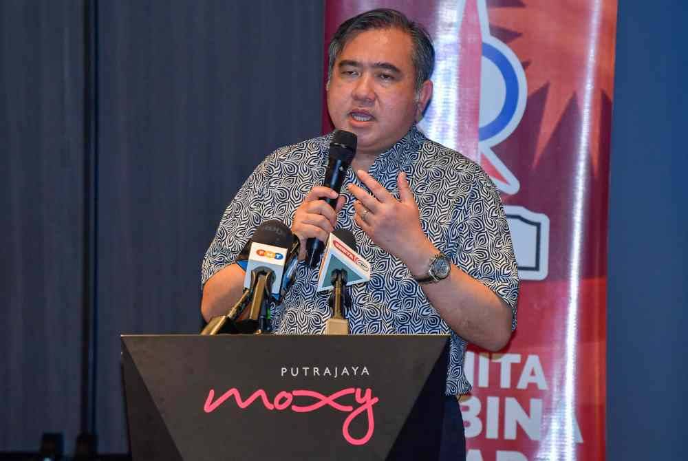 Anthony Loke menyampaikan ucapan pada Program Penutup Pendidikan Kepimpinan Politik Herlead Wanita DAP pada Ahad. Foto Bernama