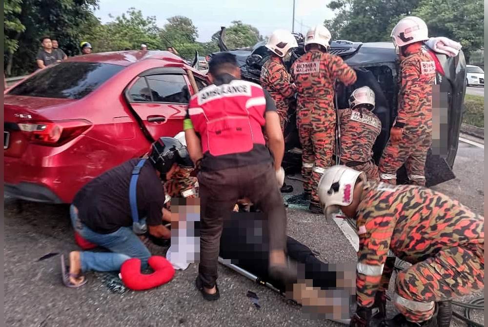 Kemalangan membabitkan dua kenderaan di Lebuh Alor Gajah- Melaka- Jasin (AMJ) berhampiran Rembia petang Ahad.