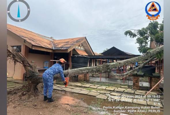 Kebanyakan rumah tersebut rosak pada bahagian bumbung akibat diterbangkan angin kencang dalam kejadian ribut itu. Foto Facebook APM Kuala Perlis