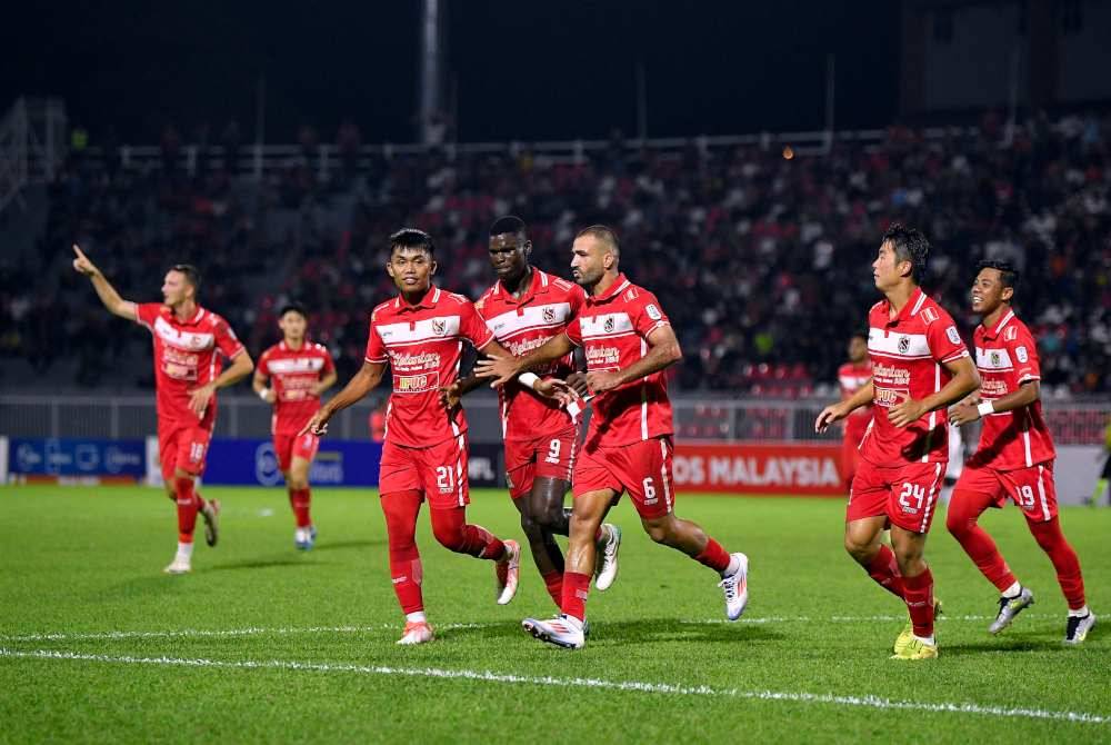 Aksi Pemain KDN FC, Oday Ali Abdalrahim meraikan kejayaan bersama pasukannya selepas menjaringkan gol pada aksi Liga Super Kelantan FC menentang PDRM FC di Stadium Sultan Muhammad ke-IV malam ini. Foto Bernama