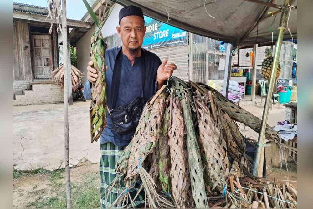 Abd Ghani meraih kira-kira RM2,000 hasil jualan anyaman sarung cempedak yang setiap satunya dijual pada harga 30 sen.