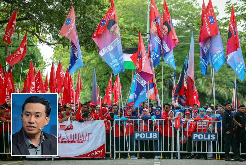 Penyokong Kerajaan Perpaduan dan Perikatan Nasional (PN) berkumpul pada hari penamaan calon bagi PRK DUN Sungai Bakap di Dewan Serbaguna Sungai Jawi pada Sabtu. Foto Bernama (Gambar kecil: Hussain)