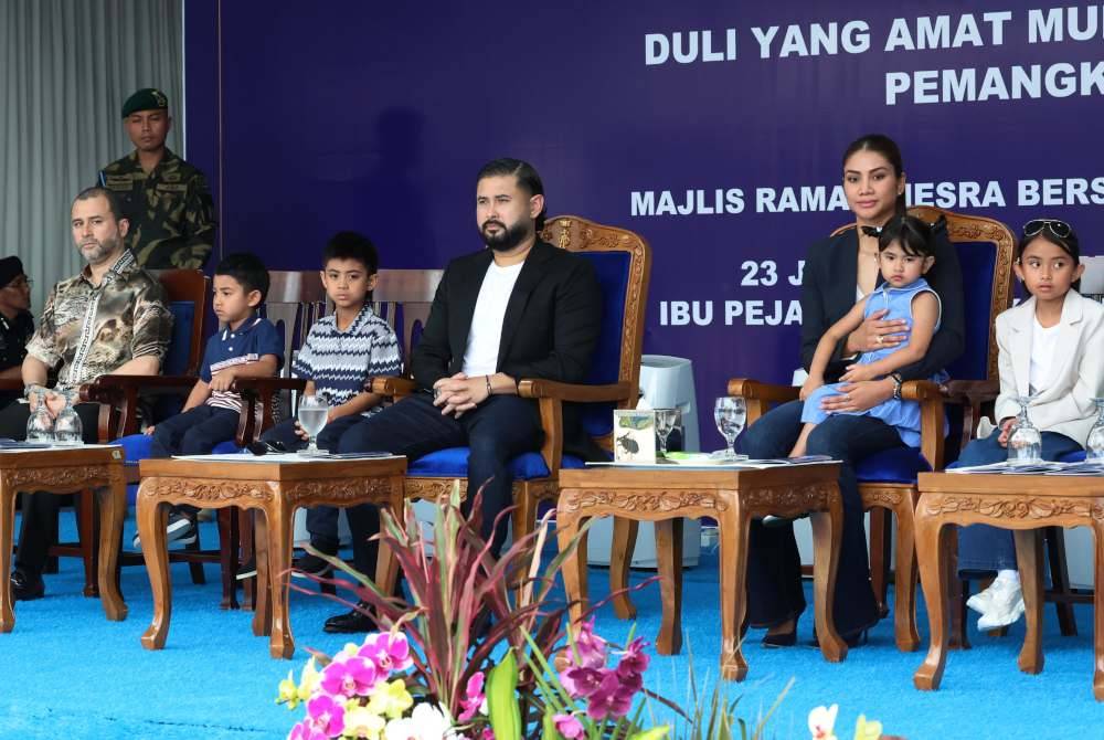 Tunku Mahkota Ismail berkenan berangkat ke Majlis Ramah Mesra bersama Kontinjen Polis Diraja Malaysia (PDRM) Negeri Johor di Ibu Pejabat Polis Kontinjen (IPK) Johor pada Ahad. Foto Bernama