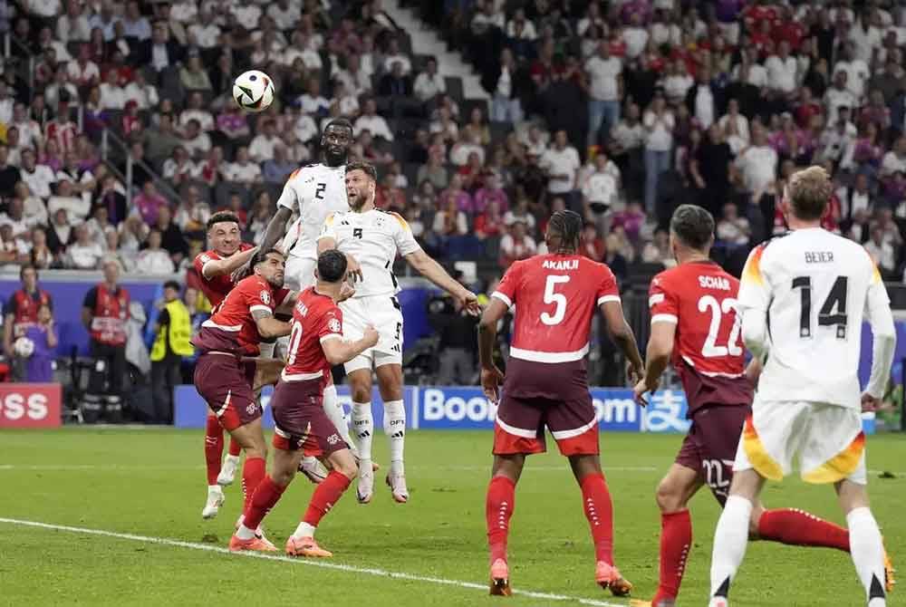 Fuellkrug (empat dari kanan) menanduk masuk gol penyamaan Jerman pada minit kecederaan masa tambahan. Foto Agensi