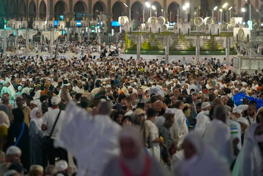 Pemerintah Arab Saudi pada Ahad memaklumkan, seramai lebih 1,300 jemaah meninggal dunia semasa mengerjakan ibadah itu pada tahun ini. Gambar hiasan Foto AP