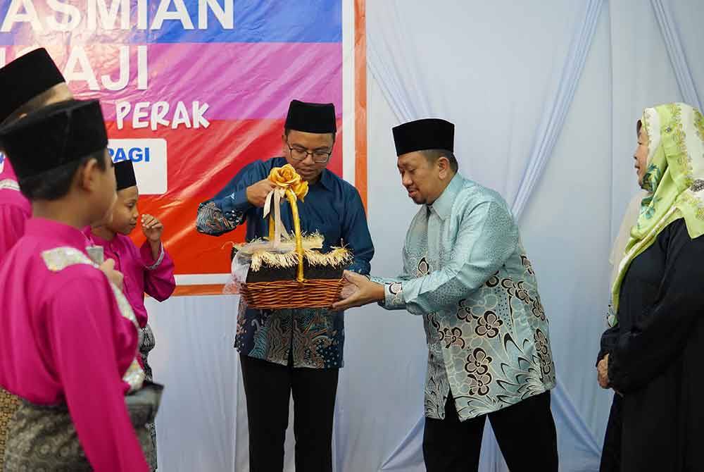 Rosni (tiga dari kanan) menyempurnakan gimik Majlis Perasmian Rumah Ngaji Felcra Bandar Seberang Perak di Masjid Jamek Al-Ansar pada Ahad.