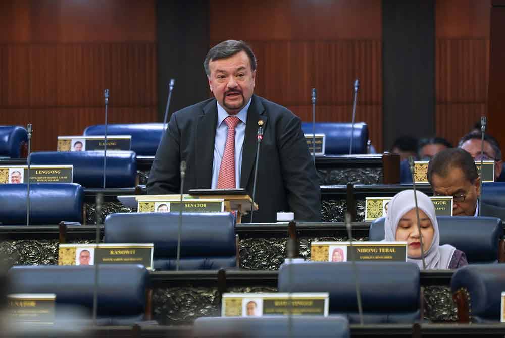 Amir Hamzah ketika sesi soal jawab pada Persidangan Dewan Rakyat bagi Mesyuarat Kedua, Penggal Ketiga Parlimen ke-15 di Bangunan Parlimen, pada Isnin. Foto Bernama