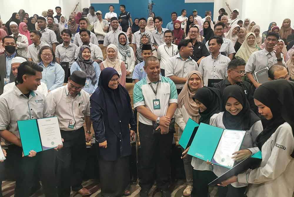 Azhar (tengah) bersama Norhana beramah mesra bersama pelatih sempena majlis penutup program Latihan Teknikal Zakat Wakalah 2024 di INSTEP pada Isnin.