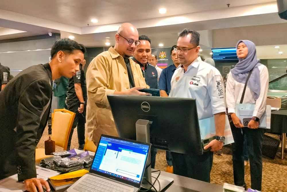 Murad (tiga dari kiri) ketika lawatan booth selepas menyempurnakan program PPU Siri 2 Zon Selatan di Pusat Dagangan Antarabangsa Melaka (MITC) di Ayer Keroh pada Isnin.