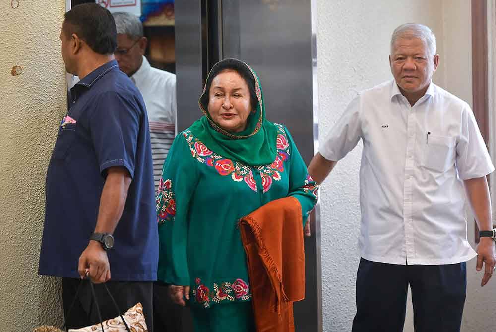 Rosmah (tengah) memfailkan permohonan untuk menangguhkan prosiding kes saman difailkan syarikat Global Royalty Trading SAL terhadapnya berhubung kehilangan lebih 40 barang kemas. Foto Bernama