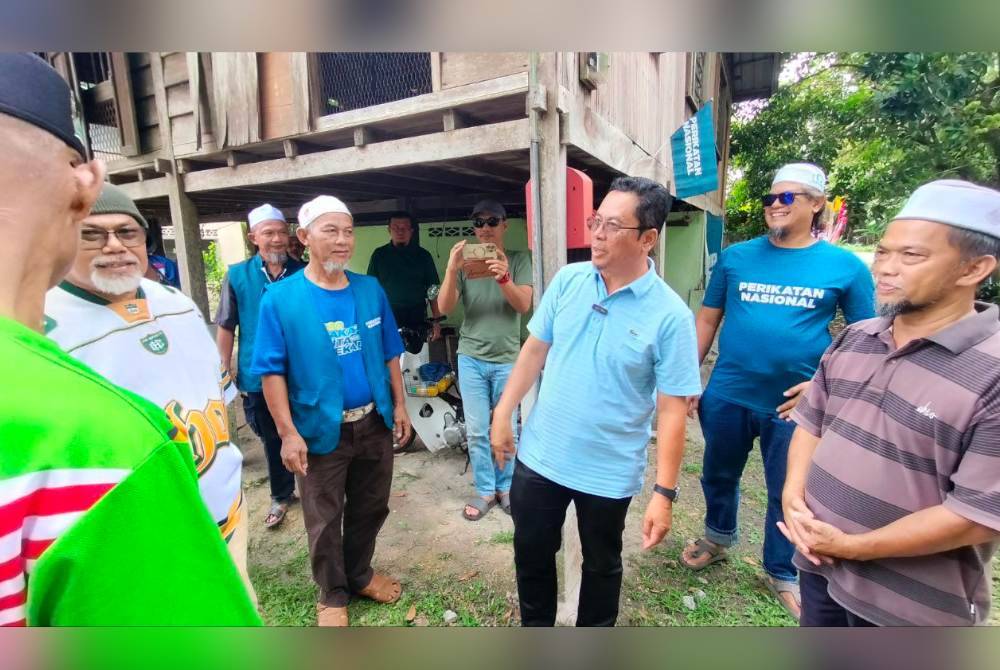 Abidin (tiga dari kanan) ketika melawat bilik operasi PN di Kampung Besar, Sungai Bakap pada Isnin.