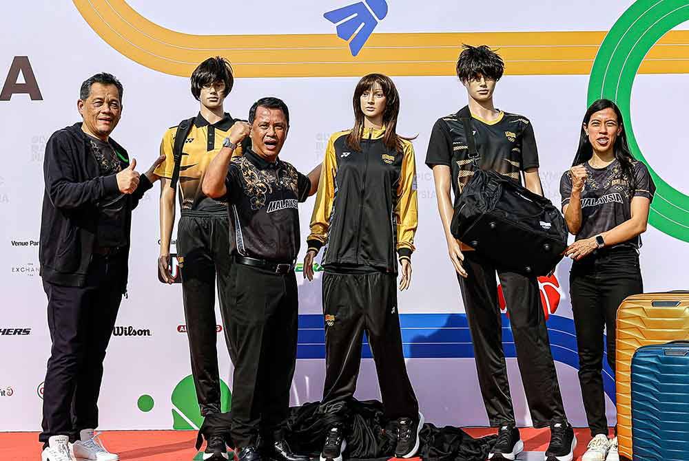 Presiden MOM, Tan Sri Mohamad Norza Zakaria (tengah), Ketua Kontinjen (CDM) Malaysia ke Sukan Olimpik Paris 2024, Datuk Hamidin Mohd Amin (kiri) dan Timbalan CDM, Datuk Nicol Ann David (kanan) bergambar bersama pakaian rasmi Kontinjen Malaysia ke Sukan Olimpik 2024 Paris. Foto Bernama