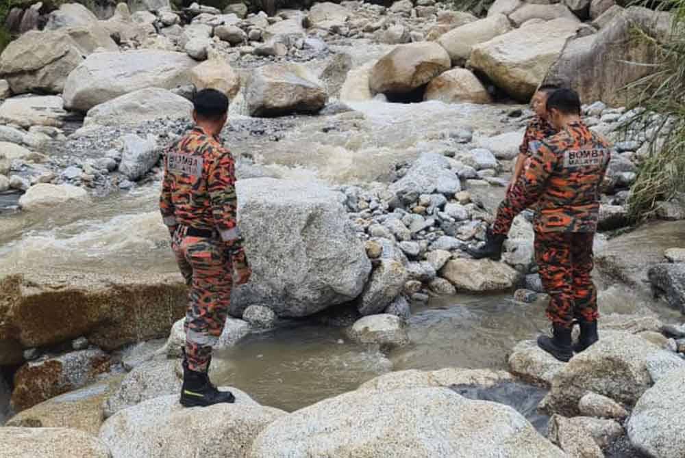 Pasukan bomba melakukan pemantauan di Sungai Mesilau berhampiran Mesilau Nature Resort, Kundasang, Ranau.