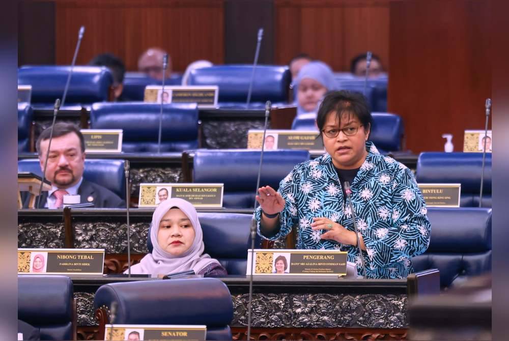 Azalina ketika sesi soal jawab pada Persidangan Dewan Rakyat bagi Mesyuarat Kedua, Penggal Ketiga Parlimen ke-15 di Bangunan Parlimen pada Isnin. Foto Bernama