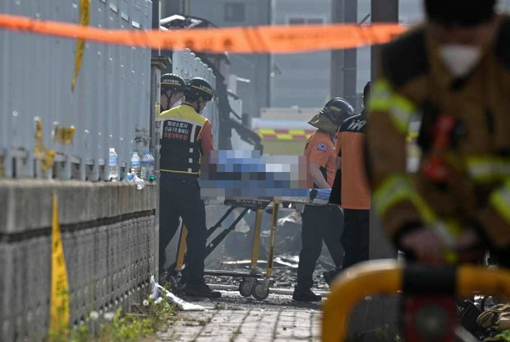 Anggota penyelamat membawa keluar mayat mangsa kebakaran di kilang bateri litium di Hwaseong pada Isnin. Foto AFP