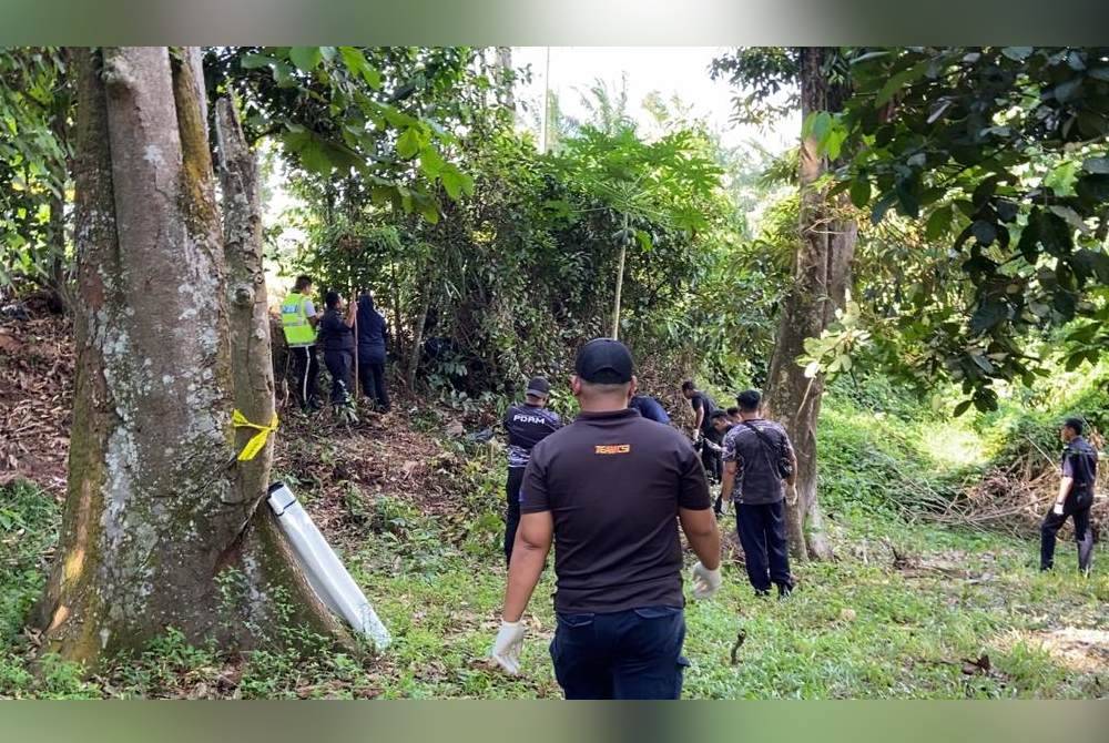 Pasukan forensik menjalankan siasatan di lokasi penemuan rangka manusia di tepi tebing Jalan Yong Peng, berdekatan Kompleks Penghulu Linau, pada Isnin.