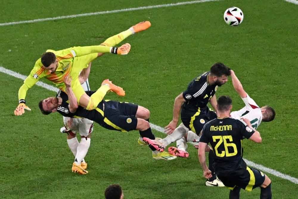 Varga berlanggar dengan penjaga gol Scotland, Angus Gunn pada pertengahan separuh masa kedua. Foto Reuters