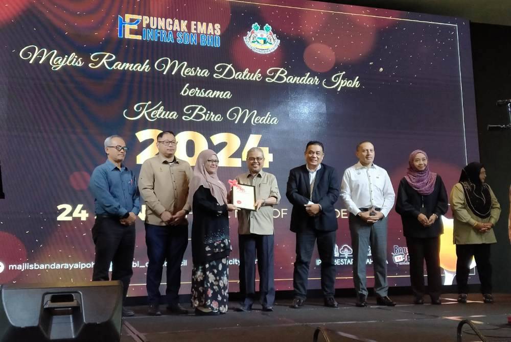 Rumaizi (tengah) menyampaikan sijil penghargaan kepada rakan-rakan strategik MBI sempena Majlis Ramah Mesra Datuk Bandar Ipoh Bersama Ketua Biro Media 2024 di sebuah hotel di Ipoh pada Isnin.