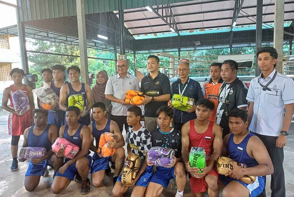 Fadzli beramah barisan atlet tinju di Pusat Latihan Tinju di sini, pada Isnin