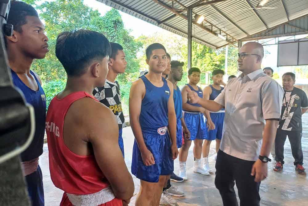 Fadzli beramah mesra dengan atlet tinju di Pusat Latihan Tinju di Kuantan, pada Isnin