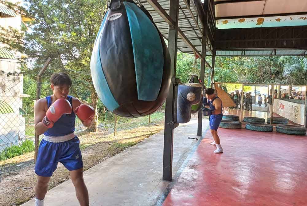 Atlet tinju Pahang sedang giat menjalani latihan.