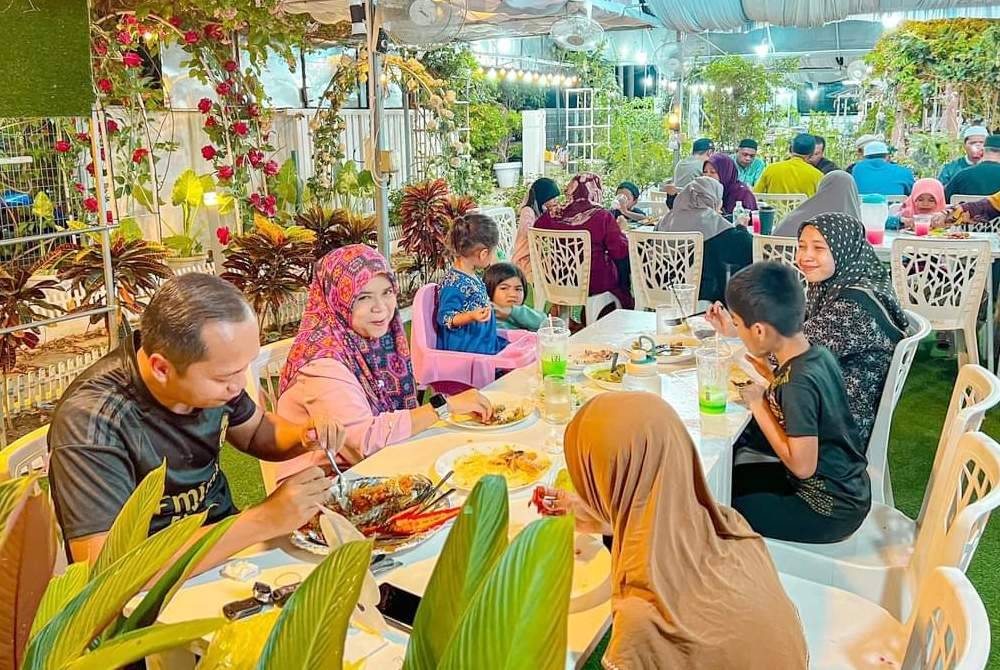 Pelanggan Eyka Rose Garden Coffee & Cafe sedang menikmati hidangan masing-masing di kafe berkenaan.